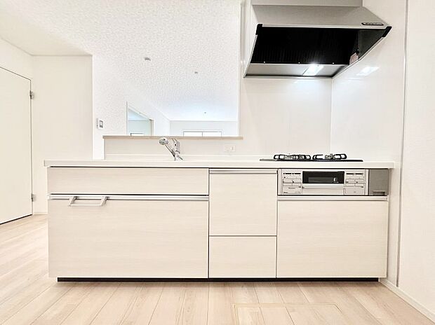 ◆2号棟◆〜Kitchen〜 広くて使いやすいキッチンなら家族でいっしょに料理をつくったり、後片付けも手間なくできちゃいます♪収納もたっぷりあるので、いつもすっきりと清潔な印象を保てます。