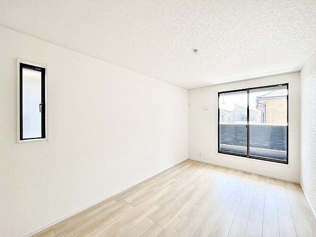 ◆2号棟◆〜Bed Room〜　「今日も一日お疲れ様」とご夫婦でゆったりくつろげる寝室。毎日の家事やお仕事に疲れた日はフカフカのベットで癒されてください。テレビや本棚をおいても快適な広さが自慢♪