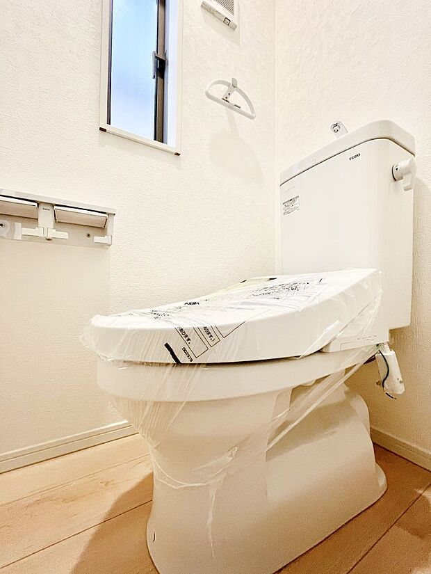 ◆2号棟◆〜Toilet〜 清潔感のある水回り♪トイレはウォシュレット付きです◎トイレは毎日使わざるを得ないもの。いつも清潔を保ちたいですね。トイレが2ヶ所あるので朝の混雑時に便利です!