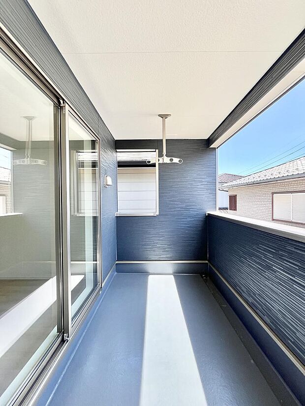 ◆2号棟◆〜Balcony〜  バルコニーは温かい陽がさしこみ、お布団や洗濯物を気持ちよく干すことができます。  使いやすく開放的なバルコニーです♪陽ざしがたっぷり降り注ぐ、バルコニー付き住まい。  
