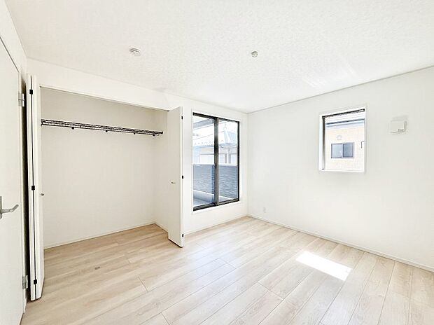 ◆2号棟◆〜Bed Room〜 2面採光を確保した明るい室内は、風通しも良く、大変居心地の良い空間となっております。爽やかな風を感じて起きる朝は、快適生活の始まりに!日当たりや通風がとても良い住まい♪