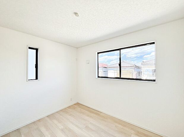 ◆2号棟◆〜Bed Room〜 木の温もりがやさしいフローリングは安らぎをもたらすプライベート空間。明るめのフローリングですので、壁紙ともマッチし、お部屋を更に広く見せてくれる効果も。