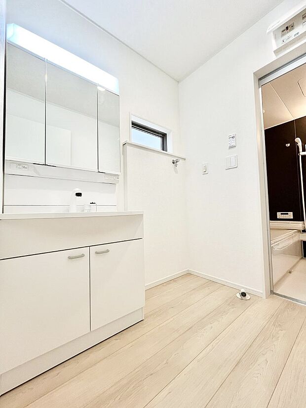 ◆2号棟◆〜Dressing Room〜  十分な大きさの洗面台は収納もさる事ながら、身だしなみチェックや歯磨きなど、朝の慌ただしい時間でもホテルライクなスペースで余裕とゆとりを感じて頂けます。