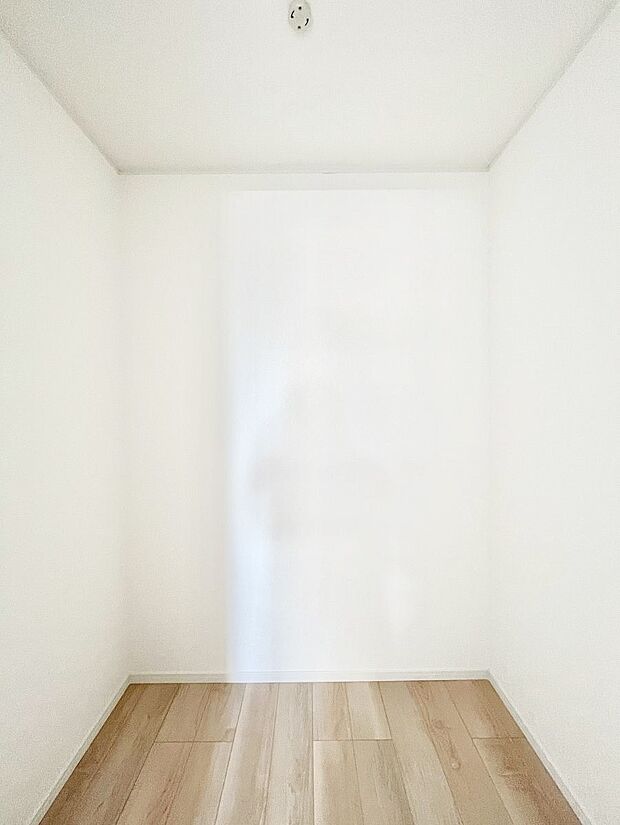 ◆2号棟◆〜Walk-in Closet〜 たくさんの洋服をかけてもシワになりにくいウォークインクローゼット。洋服以外にも、普段使わない家電やスーツケース、ストック品など何でも片付く嬉しい空間です。