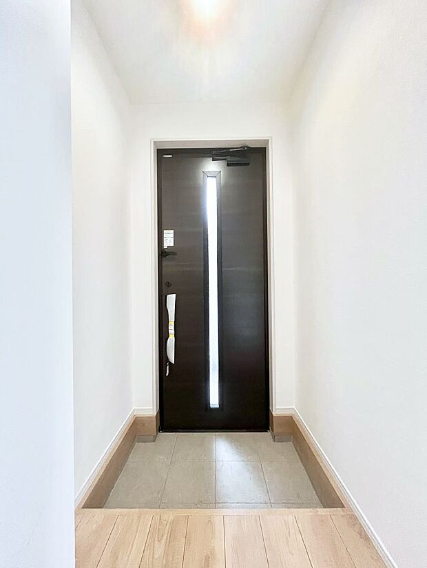 ガラススリットの入った玄関ドアが室内に光を届けてくれます