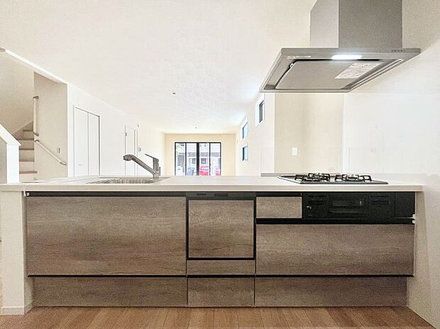 リビングを見渡せる人気のカウンターキッチン。 家族を見守りながら家事をすることができます。