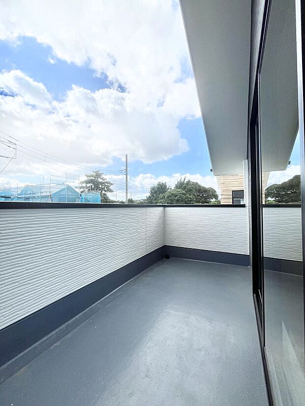 南向きのゆったりバルコニー!ご家族の洗濯物はもちろん、お布団もたっぷり干せます!