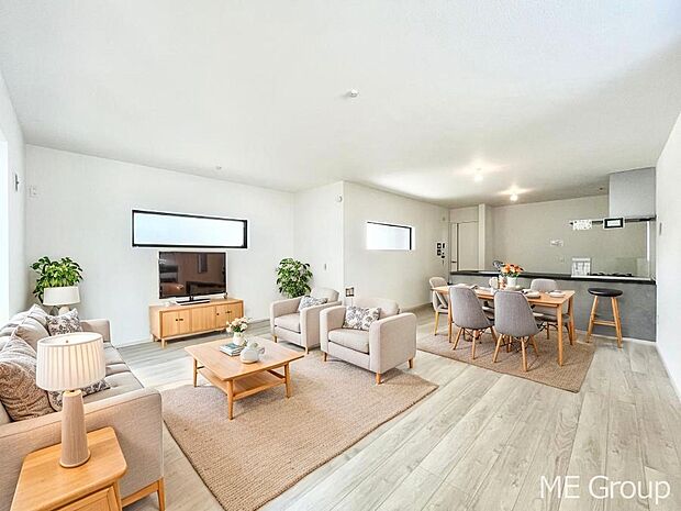 ご家族の賑やかな話し声で包まれる明るいリビング ※家具はCGです