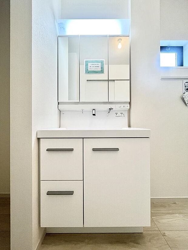 大きく見やすい三面鏡で清潔感ある洗面台は、身だしなみチェックや肌のお手入れにおすすめです。 