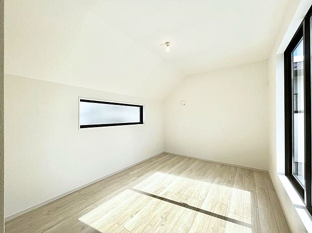 明るいバルコニーサイドに洋室を設置。目覚めの良い寝室に。