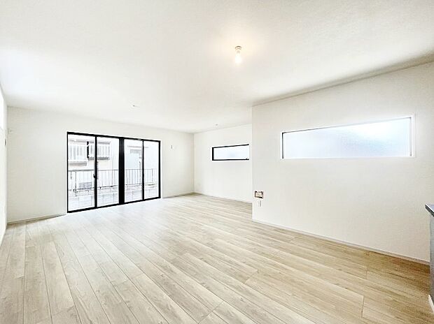 大きな窓からたっぷりの陽光と風を感じられるリビング