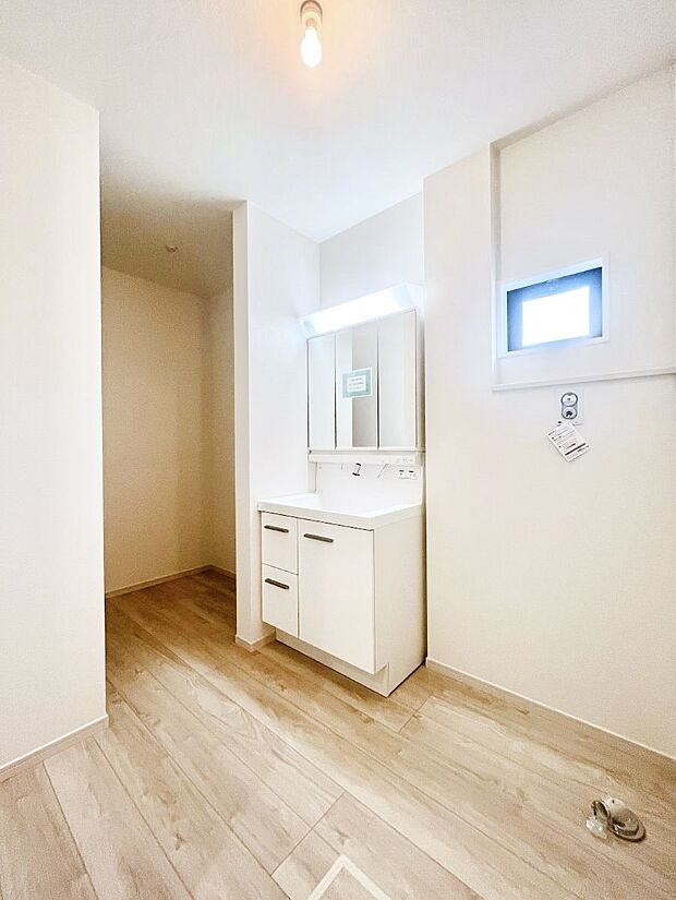 リネン庫がありタオル類や洗剤などストックを収納するのに便利です。