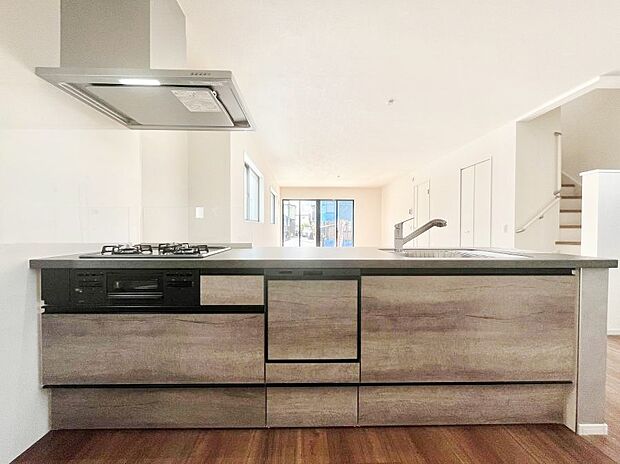 ◆1号棟◆〜Kitchen〜 会話が弾むリビング、料理が愉しくなるキッチン。家は、ただ生活する場ではなく、暮らしを愉しく、快適にする場所。笑顔の毎日、安らぎの日々のために、最新の設備・仕様を採用。