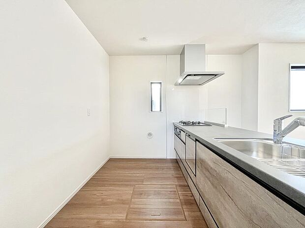 ◆1号棟◆〜Kitchen〜 自然光が入る窓のあるキッチン☆毎日使う場所だからこそ、使い勝手を考慮しました。ゆったりとしたキッチンコーナーは質感豊かな仕上がりとなっております。