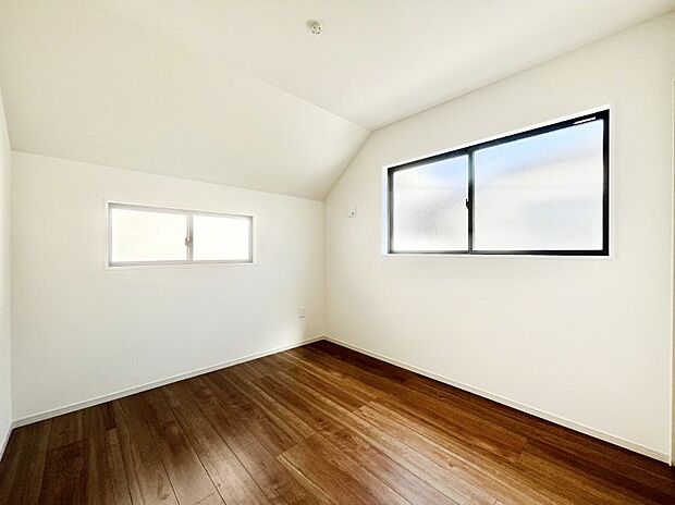 ◆1号棟◆〜Bed Room〜 マンションと違い部屋数が多いのが戸建てのメリットです。ご家族が増えたことで手狭に感じていた住まいも戸建てでは各居室プライバシーを保つことができます。