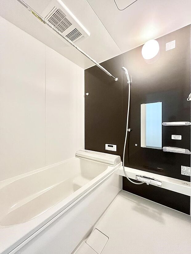 ◆1号棟◆〜Bath Room〜 落ち着いた雰囲気の浴室で明日に向けてリフレッシュ。浴室乾燥機能も付いているので隣の洗濯機置き場で洗い上がった洗濯物を、雨の日も天気を気にせず乾燥させることも可能です。
