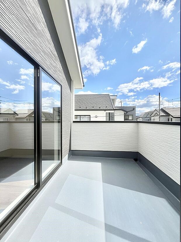 ◆1号棟◆〜Balcony〜 バルコニーは温かい陽がさしこみ、お布団や洗濯物を気持ちよく干すことができます。 使いやすく開放的なバルコニーです♪陽ざしがたっぷり降り注ぐ、バルコニー付き住まい。