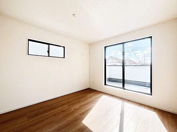 ◆1号棟◆〜Bed Room〜 2面採光を確保した明るい室内は、風通しも良く、大変居心地の良い空間となっております。爽やかな風を感じて起きる朝は、快適生活の始まりに!日当たりや通風がとても良い住まい♪