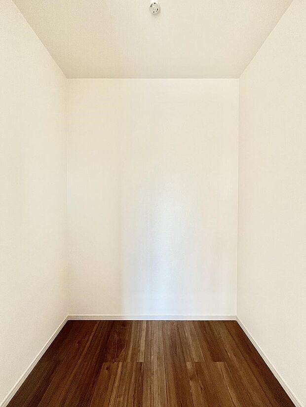 ◆1号棟◆〜Walk-in Closet〜 たくさんの洋服をかけてもシワになりにくいウォークインクローゼット。洋服以外にも、普段使わない家電やスーツケース、ストック品など何でも片付く嬉しい空間です。