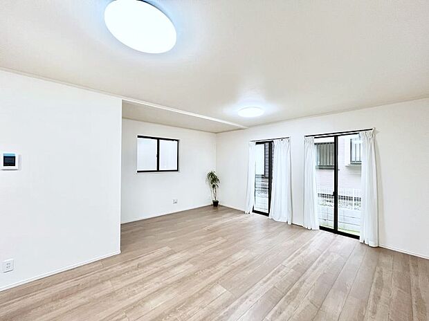 ◆A号棟◆〜Living〜　飽きの来ないシンプルでおしゃれなLDK。大きな窓から日差しが差し込むので室内も明るく、家族の憩いの場としてピッタリです。開放感と日当たりの良さを是非ご覧ください！