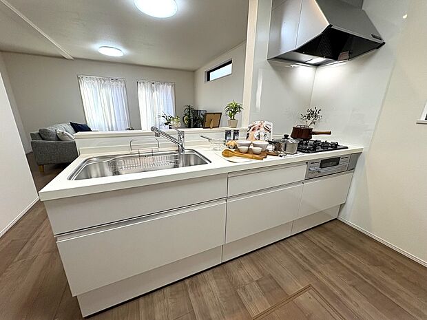 ◆A号棟◆〜Kitchen〜　会話が弾むリビング、料理が愉しくなるキッチン。家は、ただ生活する場ではなく、暮らしを愉しく、快適にする場所。笑顔の毎日、安らぎの日々のために、最新の設備・仕様を採用。