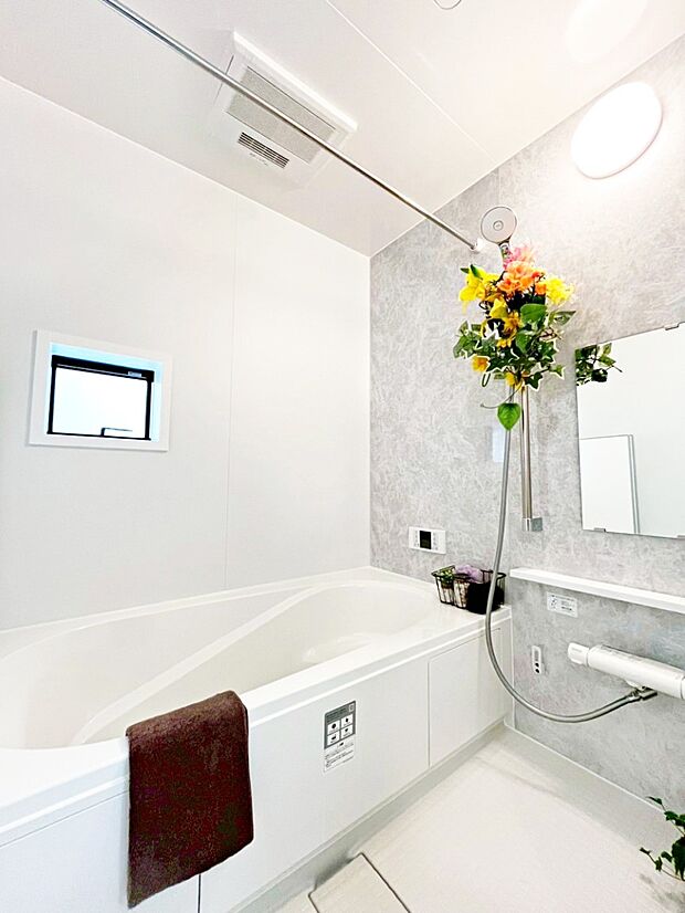 ◆A号棟◆〜Bath Room〜　窓付きのバスルームは、採光もあり明るく気持ちの良い空間です。窓があることで、換気環境も良好。ゆったり寛げるバスルームで、毎日のバスタイムが楽しみになりそうです。