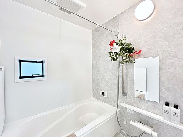 ◆A号棟◆〜Bath Room〜　窓付きのバスルームは、採光もあり明るく気持ちの良い空間です。窓があることで、換気環境も良好。ゆったり寛げるバスルームで、毎日のバスタイムが楽しみになりそうです。