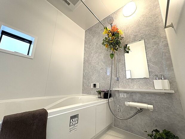 ◆A号棟◆〜Bath Room〜　落ち着いた雰囲気の浴室で明日に向けてリフレッシュ。浴室乾燥機能も付いているので隣の洗濯機置き場で洗い上がった洗濯物を、雨の日も天気を気にせず乾燥させることも可能です。