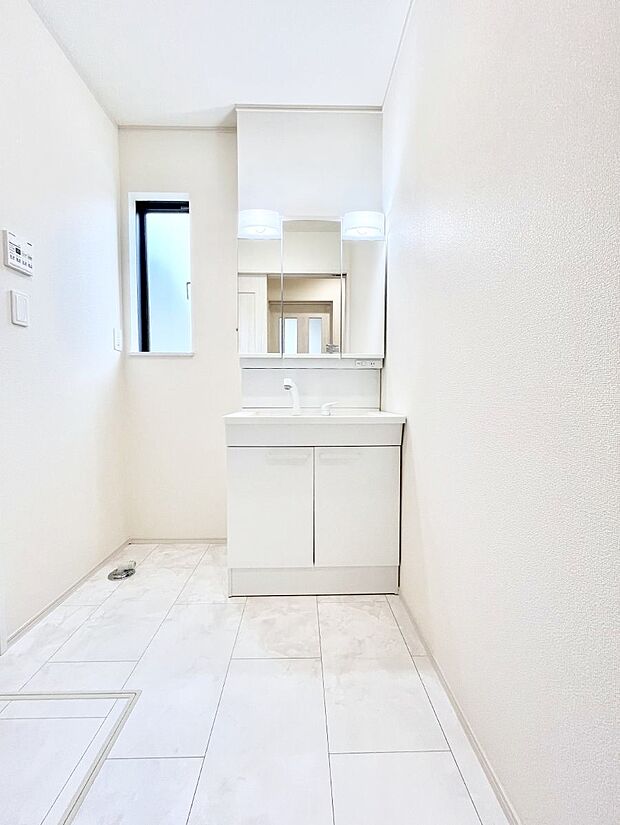 ◆A号棟◆〜Dressing Room〜　暗くなりがちな洗面所も窓があると採光と換気が可能なので気持ちよくお使い頂けます。三面鏡タイプの洗面台は鏡裏収納で散らかりがちな洗面所もスッキリ♪