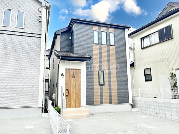 ◆A号棟◆〜Exterior〜　一戸建ての大きなメリットは、自分達の「土地」を「自由に」使える事です。ガーデニングやＤＩＹ，車やバイクの趣味など様々な用途で利用できます。