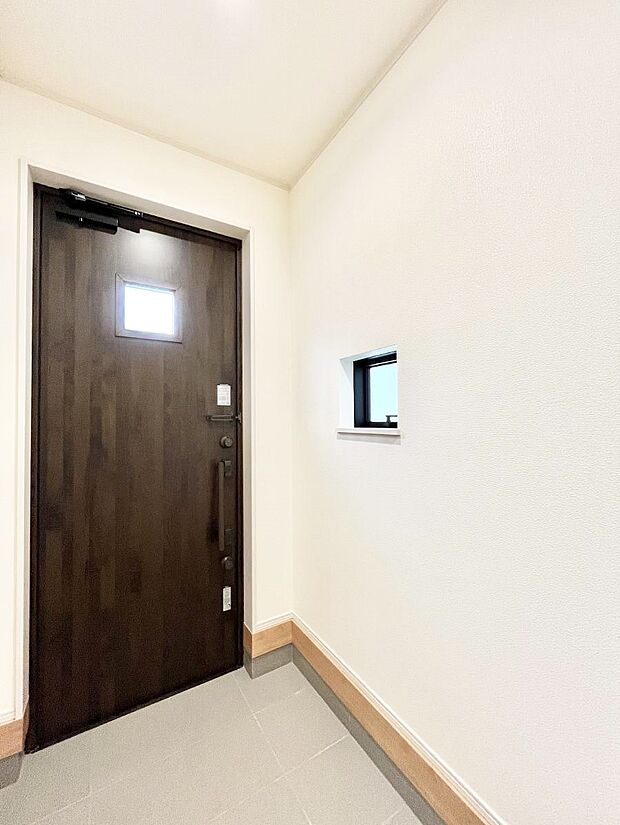 明るい玄関はお客様をお出迎えするのにぴったりです！ 