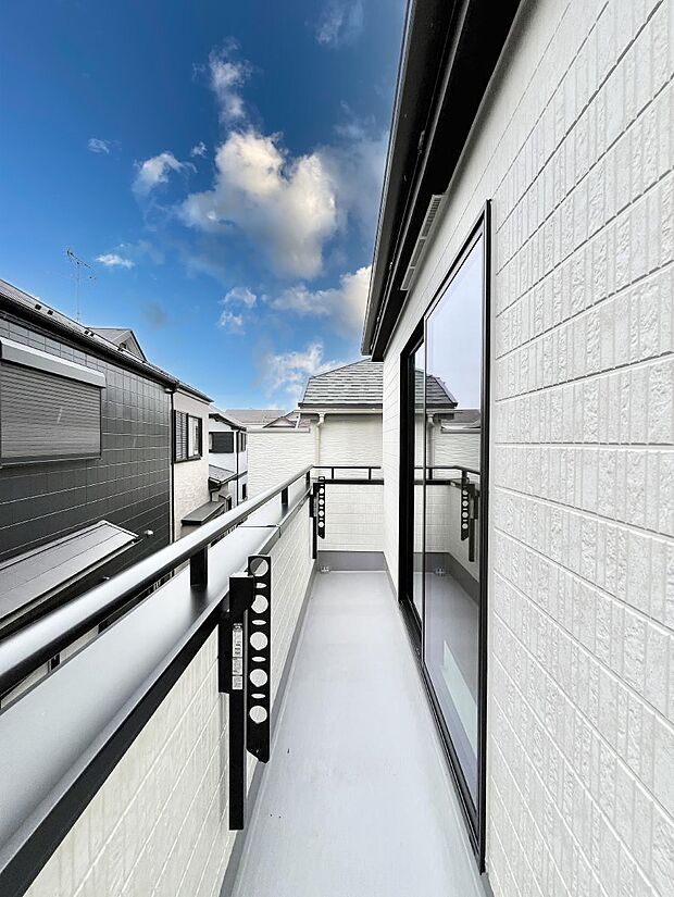 暖かな陽光が降り注ぐバルコニーはお洗濯におすすめ。爽やかな風も心地よいです。 