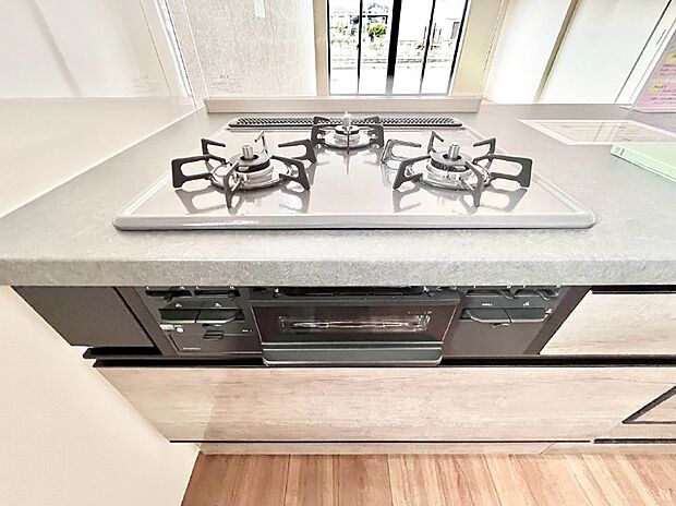 ガスコンロはＳｉセンサー搭載。火力調節や焦げ付き・消し忘れも防いでくれます。