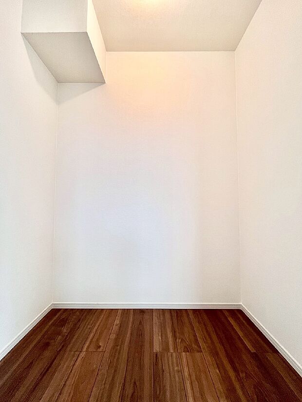 ウォークインクローゼット付きで生活空間を広く利用できます。