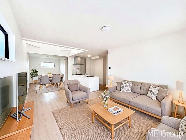 家族の和やかな会話が聞こえてきそう。開放感のあるリビングです。※家具はCGです  