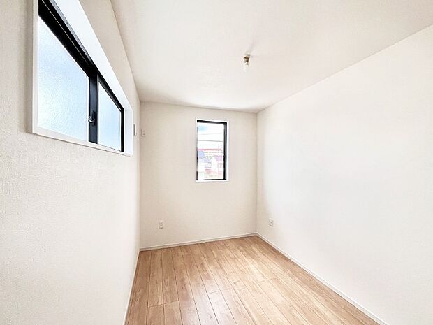 2面採光で気持ちよく自然光が取り入れられるのでお子様のお部屋にもピッタリ