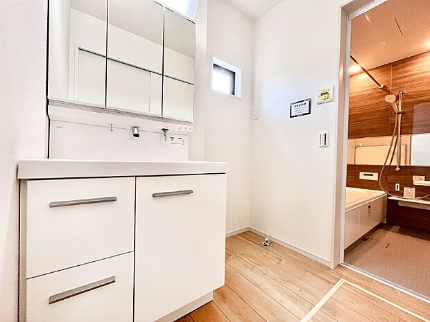 ゆとりの洗面スペースで朝の身支度もスムーズに