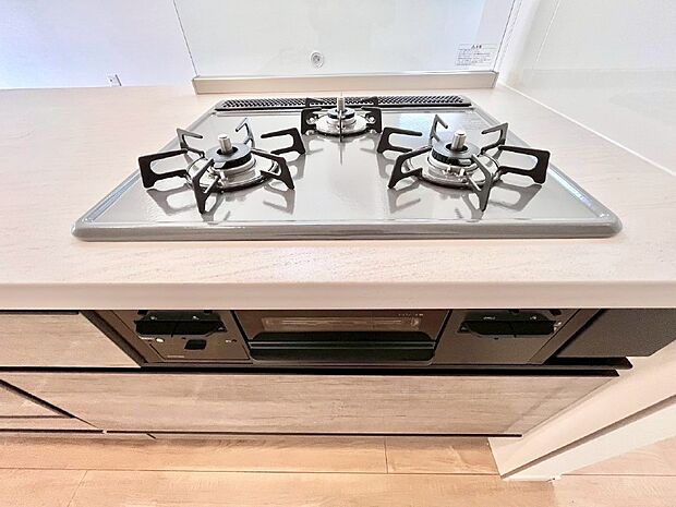 ガスコンロはSiセンサー搭載。火力調節や焦げ付き・消し忘れも防いでくれます。