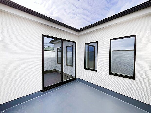 開放感あるテラスバルコニー