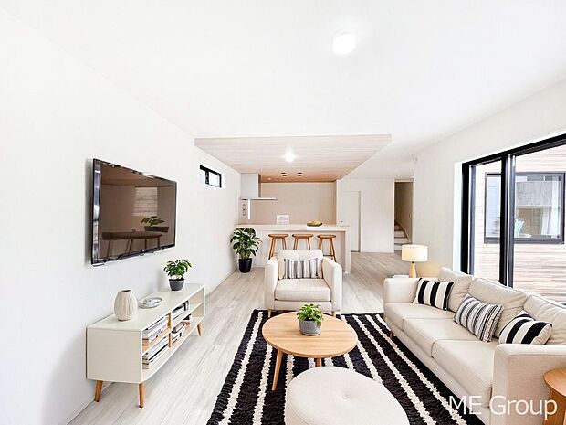 ~Living~ 家族の会話や笑顔が行き交うリビングです。子供が走ってる姿を見ながら、大きなソファやダイニングテーブルでゆったり食事をしたりくつろぎたい♪そんな夢が叶えられる空間です!※家具はCGです