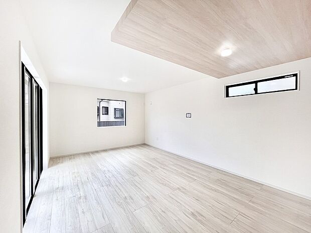 〜Living〜　家族の食事や団らんのほか、子どもを遊ばせたり、友人を招いたりするLDKは住まいの中心。長時間過ごす場所だから、その空間は住まい全体の居心地を左右します。