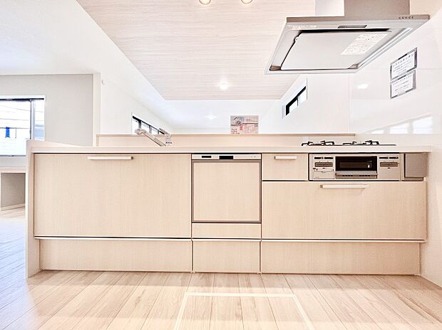 〜Kitchen〜　広くて使いやすいキッチンなら家族でいっしょに料理をつくったり、後片付けも手間なくできちゃいます♪収納もたっぷりあるので、いつもすっきりと清潔な印象を保てます。