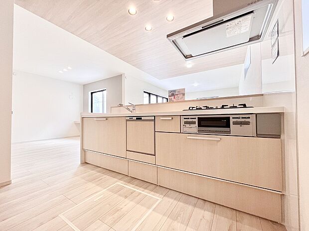 ~Kitchen~ 会話が弾むリビング、料理が愉しくなるキッチン。家は、ただ生活する場ではなく、暮らしを愉しく、快適にする場所。笑顔の毎日、安らぎの日々のために、最新の設備・仕様を採用。