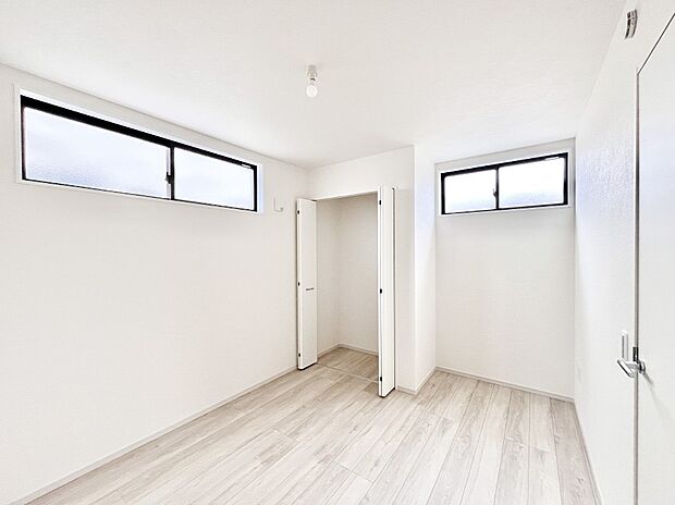 〜Bed Room〜　子供部屋はお子様にとって大変重な役割があります。子供一人で過ごす空間を与えることで、宿題や勉強時間も自然と増えまた自ら部屋の片付けや掃除なども促すことに繋がります。