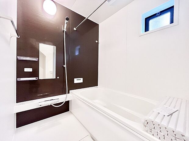 ~Bath Room~ 落ち着いた雰囲気の浴室で明日に向けてリフレッシュ。浴室乾燥機能も付いているので隣の洗濯機置き場で洗い上がった洗濯物を、雨の日も天気を気にせず乾燥させることも可能です。