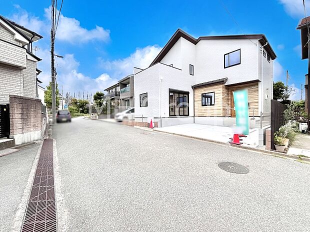 〜Exterior〜　前面道路は閑静な住宅地をはしる車通りの少ない道路。駐車の出し入れもらくらくです！ご不明点・現地見学のご希望は、お気軽にお問い合わせください！