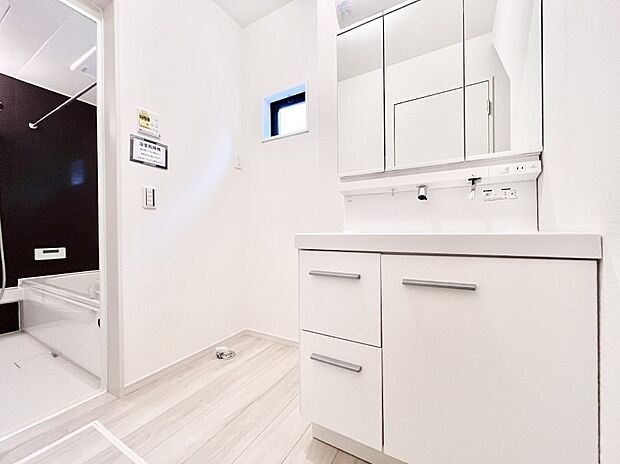 ~Dressing Room~ 暗くなりがちな洗面所も窓があると採光と換気が可能なので気持ちよくお使い頂けます。三面鏡タイプの洗面台は鏡裏収納で散らかりがちな洗面所もスッキリ♪