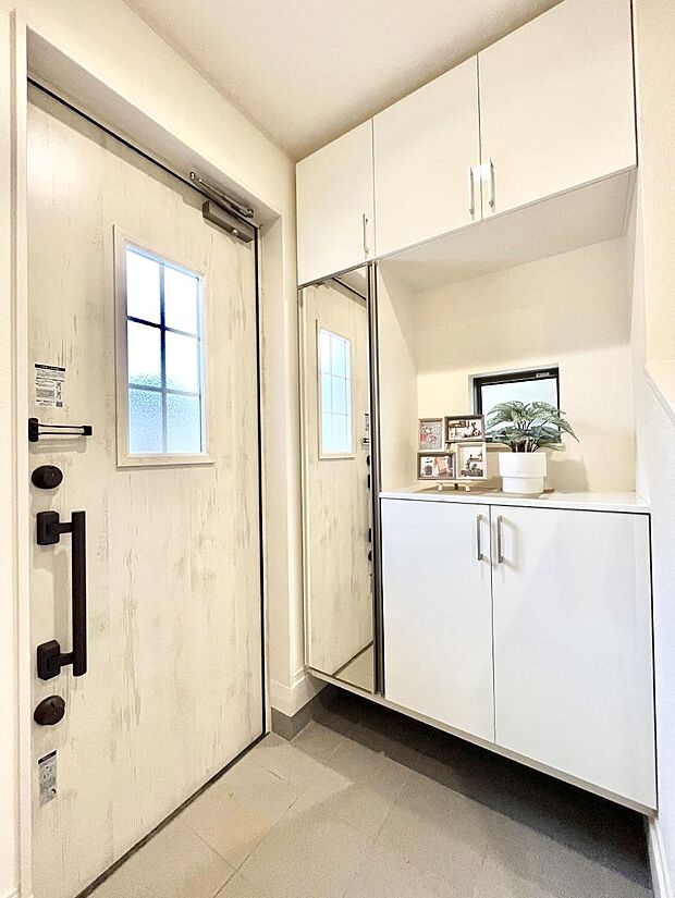 明るい玄関はお客様をお出迎えするのにぴったりです！ 