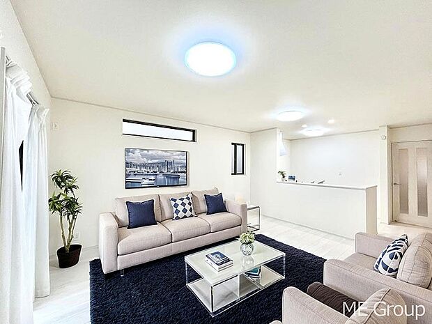 ご家族の賑やかな話し声で包まれる明るいリビング  ※家具はCGです