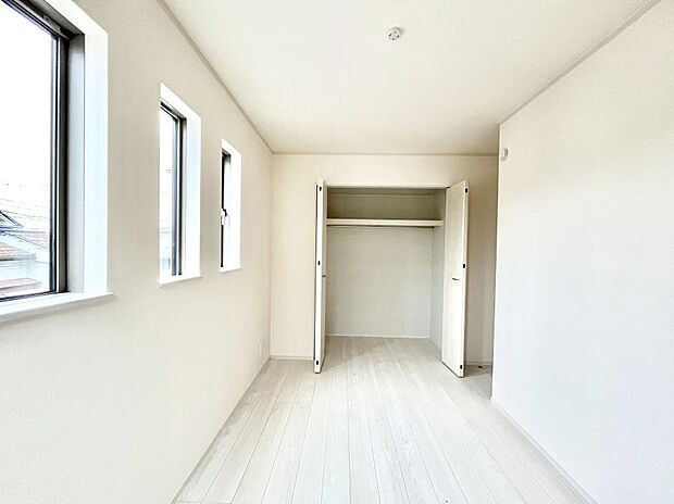 窓からのやさしい光が心地よいプライベートルーム  